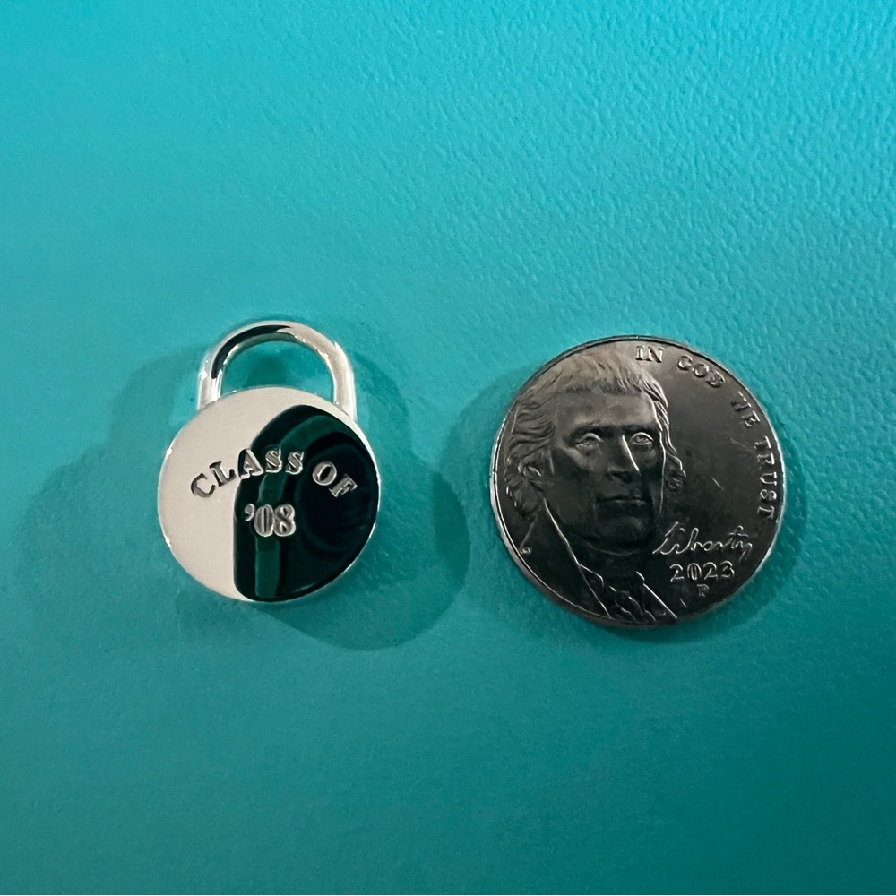 🌸🌸 Authentic Tiffany & Co. Class of ‘08 Round Lock Charm - Picture 3 of 3